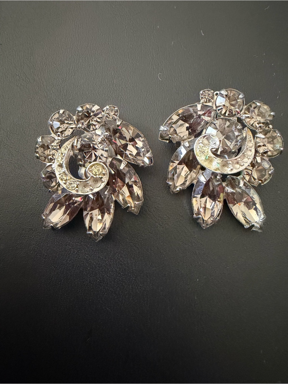 Vintage Weiss Smoky Rhinestone Clip-On Earrings